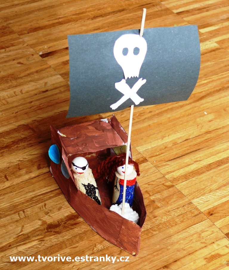 Loď s typicky pirátskou plachtou